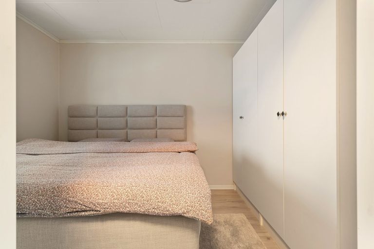 Slaapkamer met een inbouwkast over de volle wand