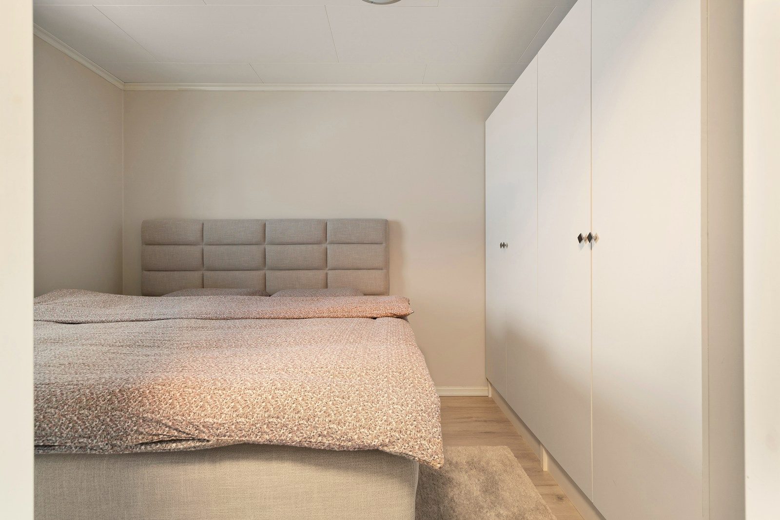 Slaapkamer met een inbouwkast over de volle wand