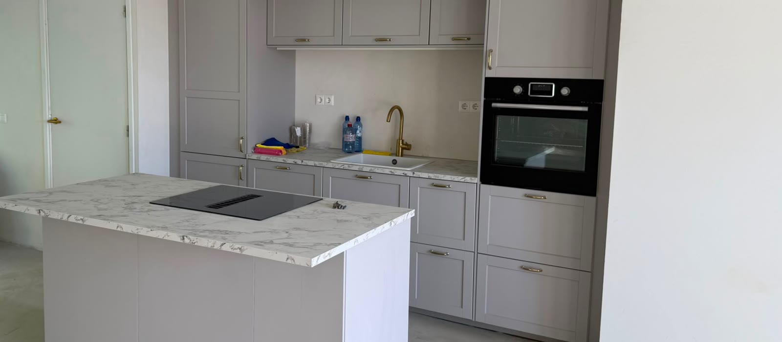 Open ruimte met keuken en eethoek in een gerenoveerde woning