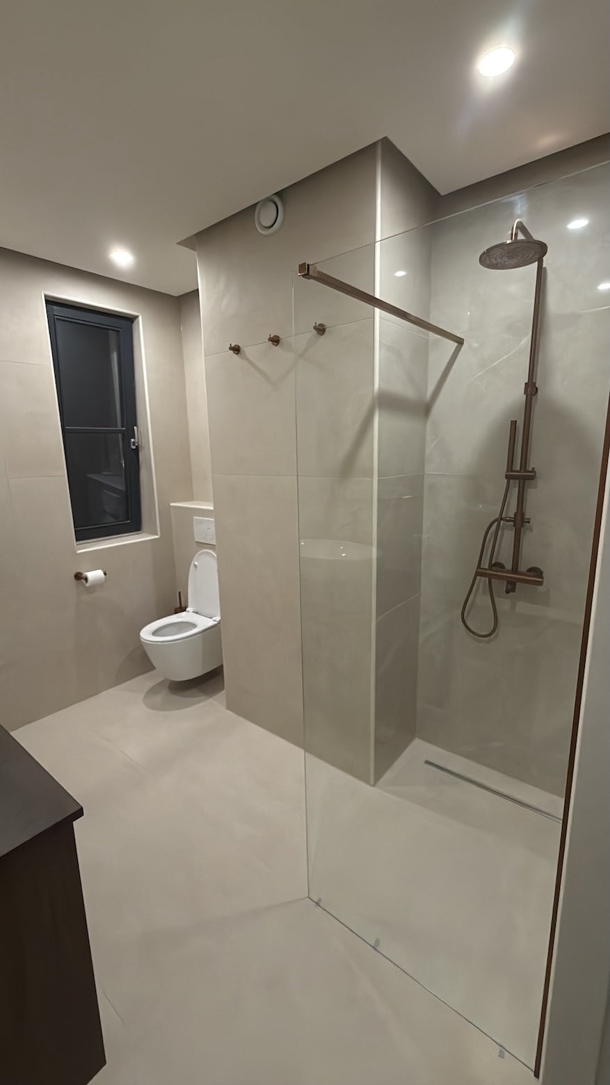 Complete badkamerrenovatie met inloopdouche door Woonklasse
