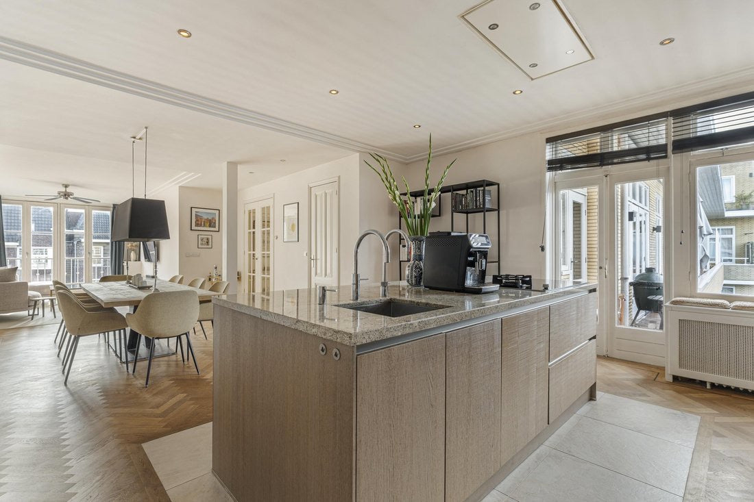 Open keuken met kookeiland, opgeleverd door Woonklasse