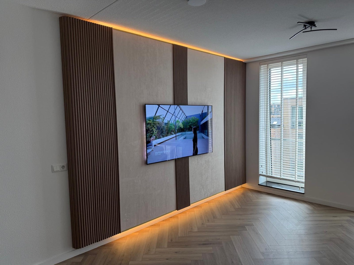 Woonkamer na de verbouwing door Woonklasse