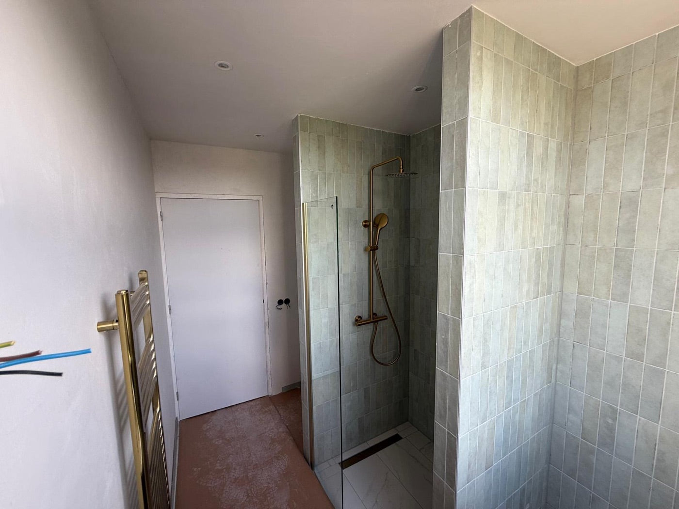 Afgewerkte badkamer met inloopdouche en glaswand, opgeleverd door Woonklasse