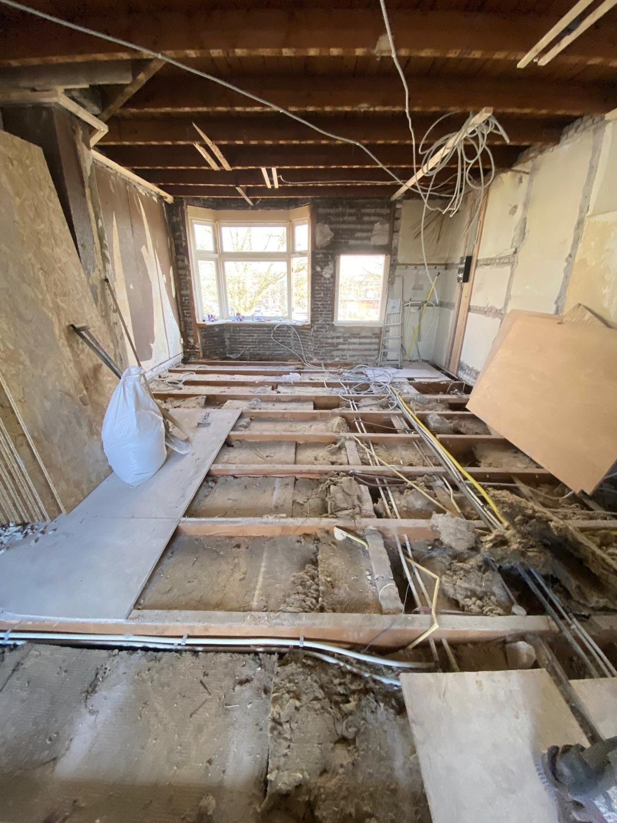 Woning voor de verbouwing door Woonklasse, casco met opengebroken vloer